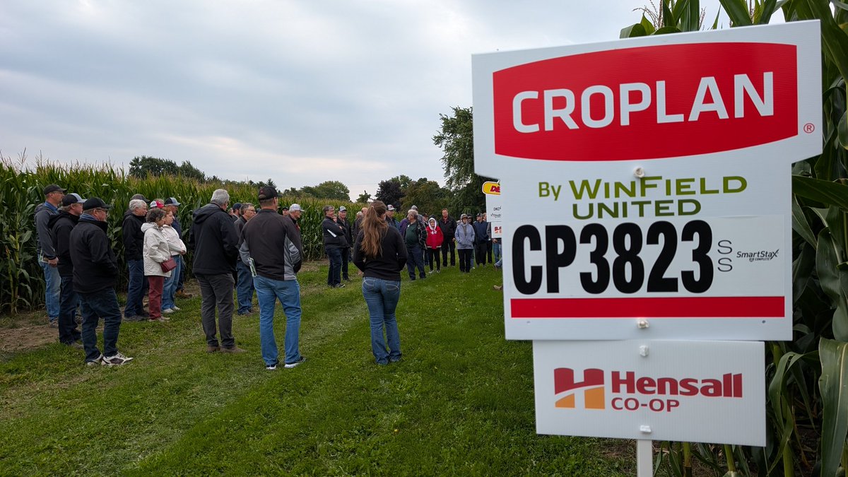 Great grower plot meeting today at <a href="/HDCAgronomy/">Hensall Co-op Agronomy</a> Hensall this morning! Great looking #CROPLAN in these plots - fun twin row planting method used here!