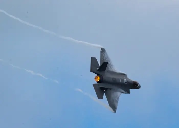 El día en que el Depto. de Defensa se convierte en el Depto. de Guerra. El Pentágono anuncia el
Envío de 10 caza F35 a Puerto Rico. 
Si Maduro vuelve a hacerse el chistoso volando a sus cazas F16 cerca de la armada de EUA en el caribe EUA los dejará, sin sus F16’s.