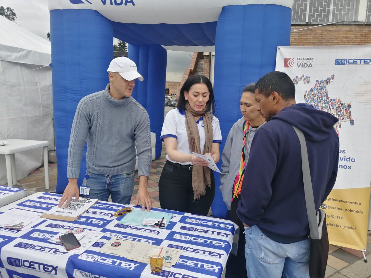 ICETEX's tweet image. ¡Seguimos #ImpulsandoOportunidades!
Estamos en #Corabastos, #Bogotá, brindando asesoría personalizada para el acceso a la educación superior, y con #ComunidadICETEX, compartiendo oportunidades de cursos y capacitaciones gratuitas. #QueLoPrimeroSeaEstudiar 🤓✍️