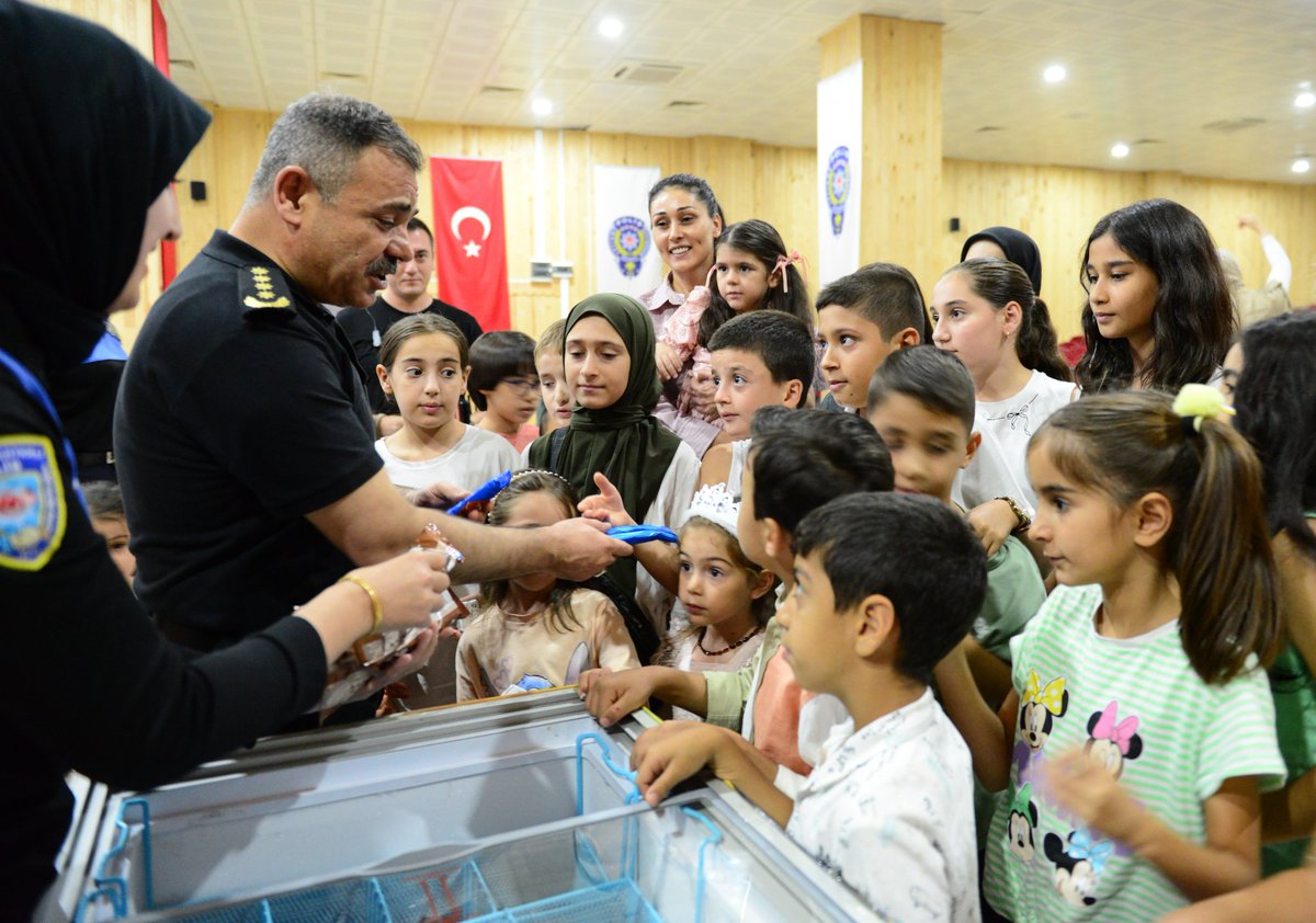 🎓 2025-2026 eğitim-öğretim yılı öncesinde,Emniyet Müdürlüğümüzce çocuklarımıza yönelik olarak düzenlenen Sinema Etkinliğinde, Müdürlüğümüz personelinin değerli çocukları ile İl Emniyet Müdürümüz Sn. Beyti KALAYCI ve kıymetli eşi Sn. Nurcan KALAYCI Hanımefendi bir araya geldiler.