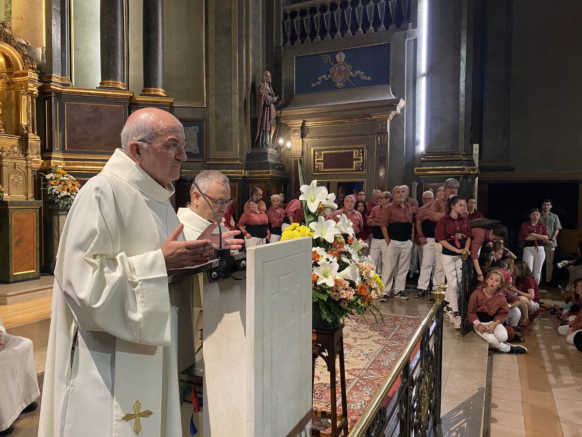 📣💐 El santuari del Tura d'#Olot ple per un dels acte més tradicionals de les <a href="/FestesdelTura/">Festes del Tura</a>: el cant de la Salve i l'ofrena floral a la patrona de la nostra ciutat!

👐🏼 Amb el suport de Flor de Fajol, la Carnavalesca, <a href="/XerricsOlot/">Xerrics d'Olot</a> i altres entitats d'#Olot.   

#FdT25 #femOlot