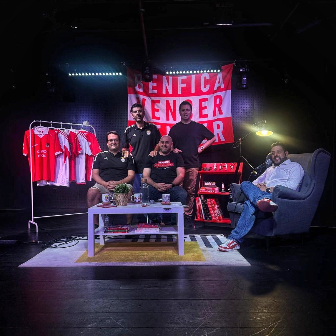 Já estamos na Boutique da Cultura para dar início às entrevistas aos candidatos à presidência do Sport Lisboa e Benfica. Vejam a primeira entrevista, com <a href="/jnoronhalopes/">João Noronha Lopes</a>, amanhã a partir das 21h.