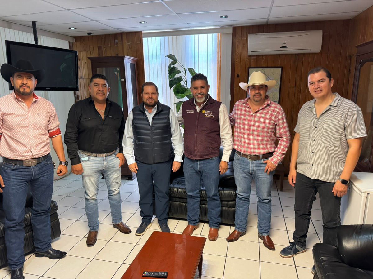 Reunión con el delegado de <a href="/sagdr_dgo/">SAGDR_dgo</a>, <a href="/ismaelayala7/">Ismael Ayala Salazar</a>, y amigos del campo 🌾.

Coincidimos: la visita de nuestra presidenta <a href="/Claudiashein/">Claudia Sheinbaum Pardo</a> traerá buenas noticias para Durango. 💪🏼🇲🇽

#ConElCampo #DurangoConClaudia
