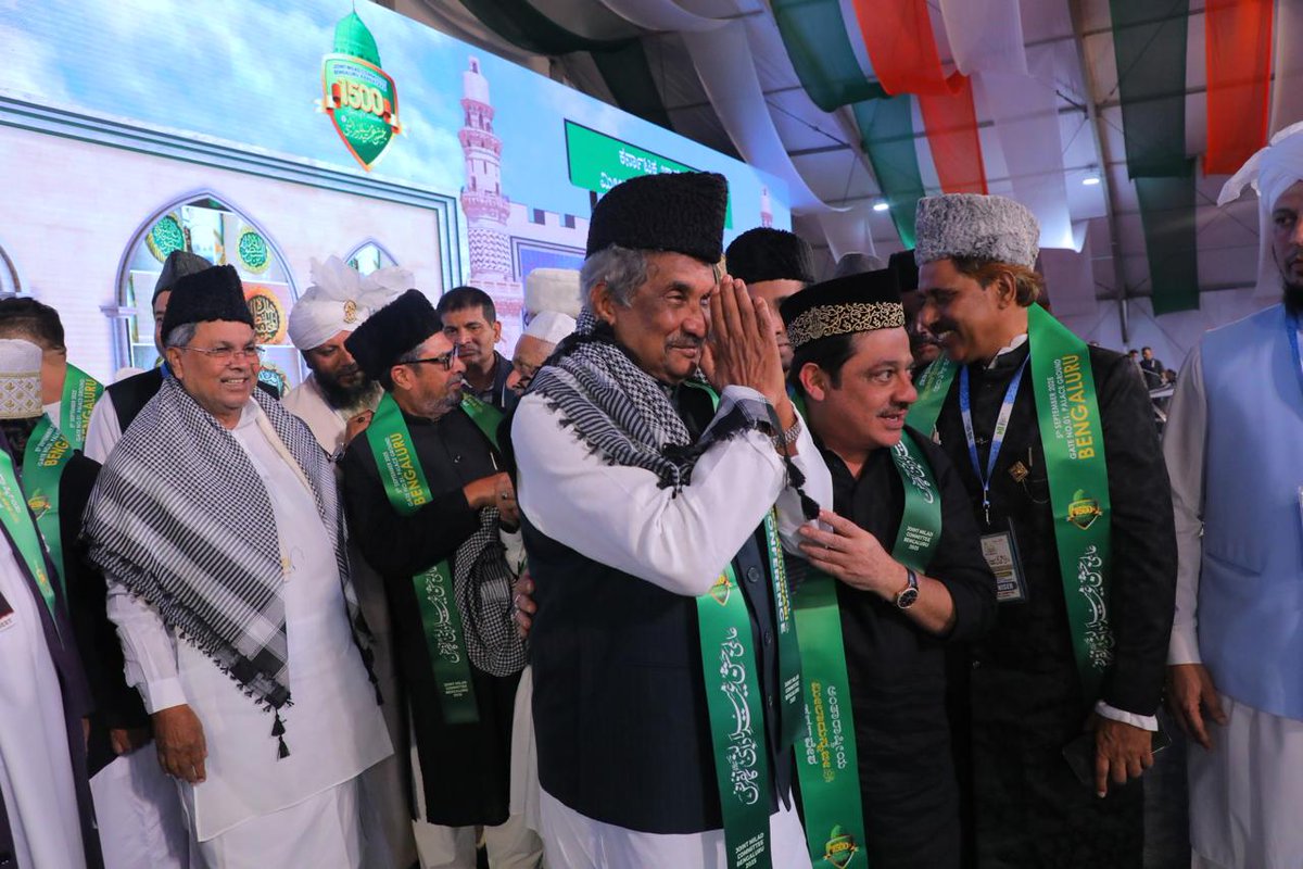 thekjgeorge's tweet photo. Today, I participated in the International Milad-Un-Nabi Conference at Palace Grounds, organized by the Milad Committee to honour the 1500th birth anniversary of #ProphetMohammed.

Hon'ble @CMofKarnataka Shri. @siddaramaiah, Hon'ble Waqf and Minority Affairs Minister Shri. @BZZameerAhmedK, and other religious leaders took part in the event.

ಇಂದು ಸನ್ಮಾನ್ಯ ಮುಖ್ಯಮಂತ್ರಿಗಳಾದ ಶ್ರೀ ಸಿದ್ದರಾಮಯ್ಯನವರೊಂದಿಗೆ ನಾನು ಮಿಲಾದ್ ಸಮಿತಿಯು ಪ್ರವಾದಿ ಮೊಹಮ್ಮದ್ ಅವರ 1500 ನೇ ಜನ್ಮ ದಿನಾಚರಣೆಯನ್ನು ಆಚರಿಸಲು ಅರಮನೆ ಮೈದಾನದಲ್ಲಿ ಆಯೋಜಿಸಿದ್ದ ಅಂತರರಾಷ್ಟ್ರೀಯ ಮಿಲಾದ್-ಉನ್-ನಬಿ ಸಮ್ಮೇಳನದಲ್ಲಿ ಭಾಗವಹಿಸಿದೆ.

ಮಾನ್ಯ ವಕ್ಫ್ ಮತ್ತು ಅಲ್ಪಸಂಖ್ಯಾತ ವ್ಯವಹಾರಗಳ ಸಚಿವರಾದ ಶ್ರೀ ಜಮೀರ್ ಅಹ್ಮದ್ ಖಾನ್ ಮತ್ತು ಇತರ ಧಾರ್ಮಿಕ ಮುಖಂಡರು ಈ ಕಾರ್ಯಕ್ರಮದಲ್ಲಿ ಪಾಲ್ಗೊಂಡರು.

@INCKarnataka #MiladUnNabiMubarak
