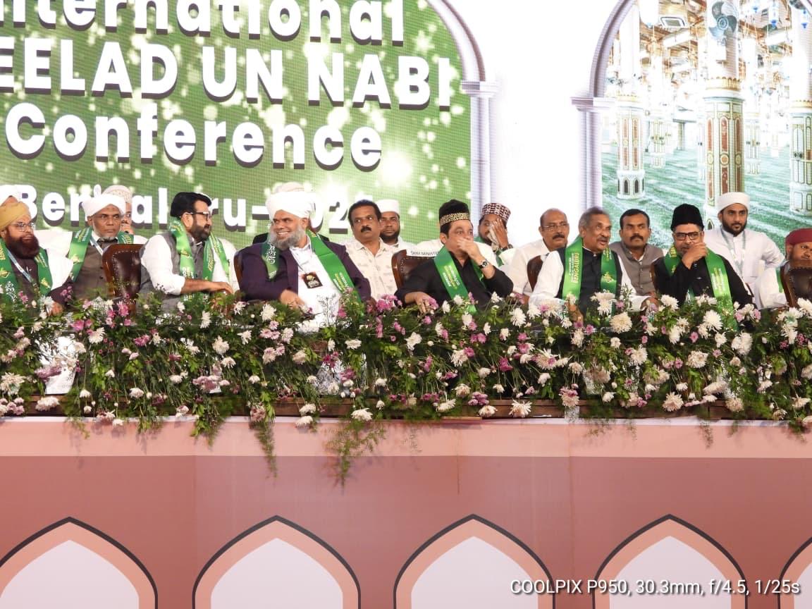 thekjgeorge's tweet photo. Today, I participated in the International Milad-Un-Nabi Conference at Palace Grounds, organized by the Milad Committee to honour the 1500th birth anniversary of #ProphetMohammed.

Hon'ble @CMofKarnataka Shri. @siddaramaiah, Hon'ble Waqf and Minority Affairs Minister Shri. @BZZameerAhmedK, and other religious leaders took part in the event.

ಇಂದು ಸನ್ಮಾನ್ಯ ಮುಖ್ಯಮಂತ್ರಿಗಳಾದ ಶ್ರೀ ಸಿದ್ದರಾಮಯ್ಯನವರೊಂದಿಗೆ ನಾನು ಮಿಲಾದ್ ಸಮಿತಿಯು ಪ್ರವಾದಿ ಮೊಹಮ್ಮದ್ ಅವರ 1500 ನೇ ಜನ್ಮ ದಿನಾಚರಣೆಯನ್ನು ಆಚರಿಸಲು ಅರಮನೆ ಮೈದಾನದಲ್ಲಿ ಆಯೋಜಿಸಿದ್ದ ಅಂತರರಾಷ್ಟ್ರೀಯ ಮಿಲಾದ್-ಉನ್-ನಬಿ ಸಮ್ಮೇಳನದಲ್ಲಿ ಭಾಗವಹಿಸಿದೆ.

ಮಾನ್ಯ ವಕ್ಫ್ ಮತ್ತು ಅಲ್ಪಸಂಖ್ಯಾತ ವ್ಯವಹಾರಗಳ ಸಚಿವರಾದ ಶ್ರೀ ಜಮೀರ್ ಅಹ್ಮದ್ ಖಾನ್ ಮತ್ತು ಇತರ ಧಾರ್ಮಿಕ ಮುಖಂಡರು ಈ ಕಾರ್ಯಕ್ರಮದಲ್ಲಿ ಪಾಲ್ಗೊಂಡರು.

@INCKarnataka #MiladUnNabiMubarak