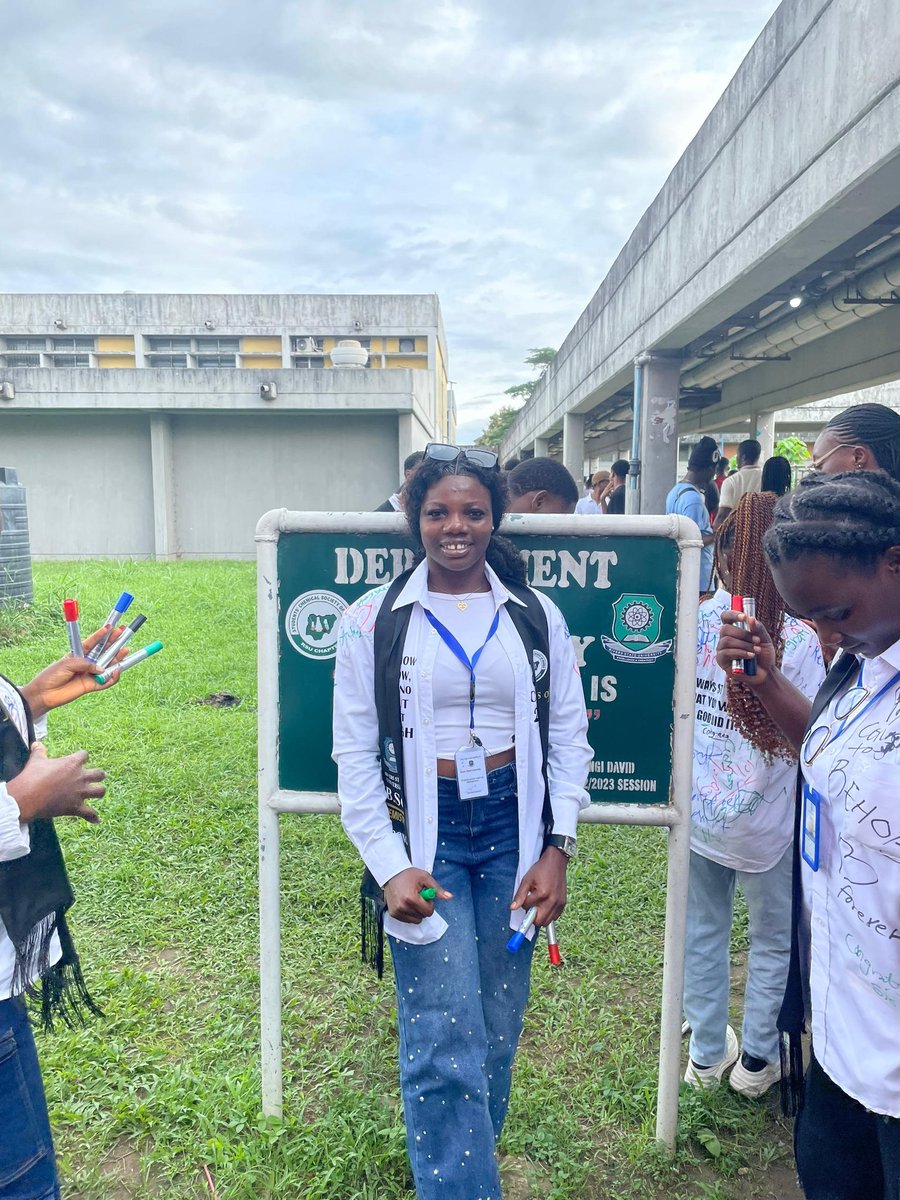 iamjoy9990's tweet photo. FYB WEEK
DAY4: SIGN OUT DAY
Officially signed out! This chapter is closed, and a new one begins. To God be the glory 🎓✨
#chemist 
#classof2025 
#graduate https://t.co/wjPJ5mwj3W