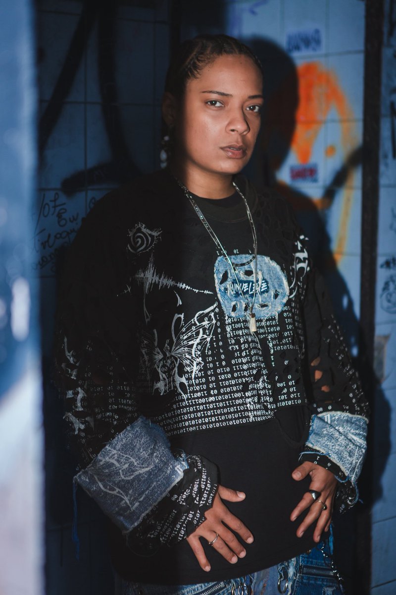 MÚSICA NOVA! 
“CARNE DE PANELA (FT. MAMBOUSSA)” é o 1• Single do meu próximo EP “ECHOES” pela gravadora Tijolo Records.

PRÉ-ORDER ON BANDCAMP 🔥 
evehive.bandcamp.com/album/echoes

Available on all platforms: September 26th 

Foto: Tata Barreto 
#BandcampDay