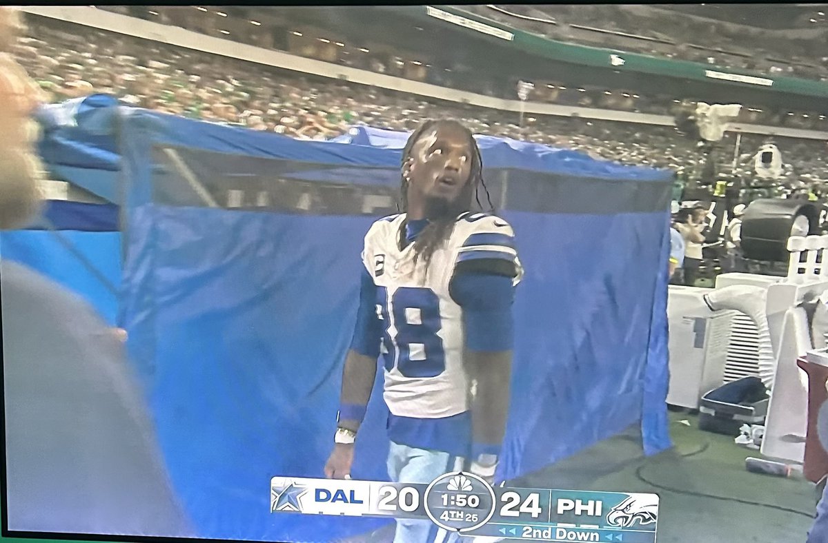 notnightwingg's tweet photo. Ceedee Lamb going into the blue tent #Eagles #cowgirls https://t.co/avovUwCTUh