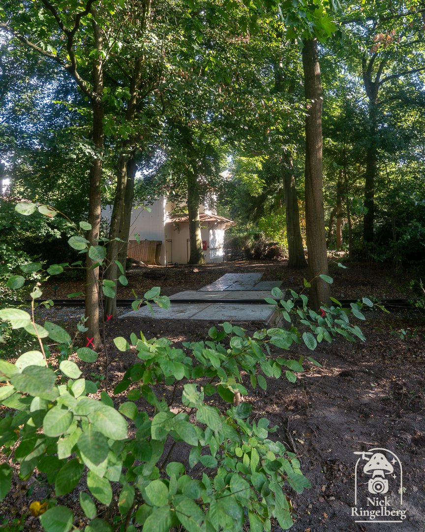 RingelbergNick's tweet image. Een spoorweg overgang?!? Voor eventueel bouwverkeer of voor de bezoekers? Dus een 4de uit/ingang vlak bij droomvlucht?

#efteling #sprookjesbos #spoor