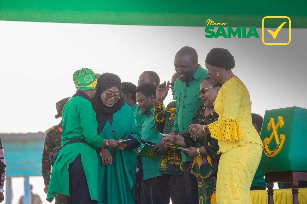SuluhuSamia's tweet photo. Baada ya kuhitimisha mikutano yangu na wananchi katika Mkoa wa Mbeya leo, niliwasili Njombe na kuzungumza na wananchi katika Uwanja wa Sabasaba. Ninawashukuru sana kwa kujitokeza kwa wingi kuzungumza nami na kwa upendo wenu usiyo kifani. 

Mwenyezi Mungu awabariki sana. https://t.co/wpA6fC6fmP