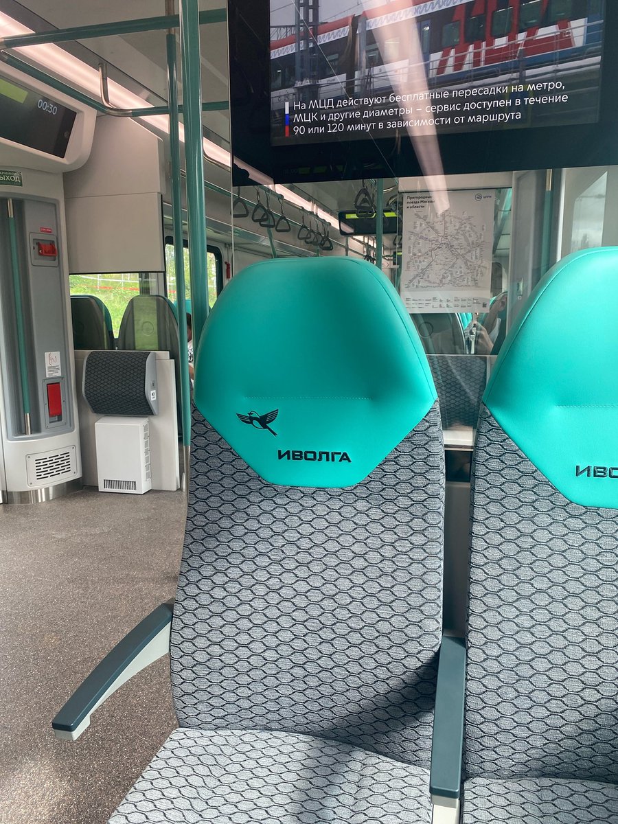 Hier in Moskou rijden nu dus van die nieuwe treinen, echt relax: chille stoelen met stopcontacten enzo. De trein draagt de naam van de Wielewaal, Иволга.