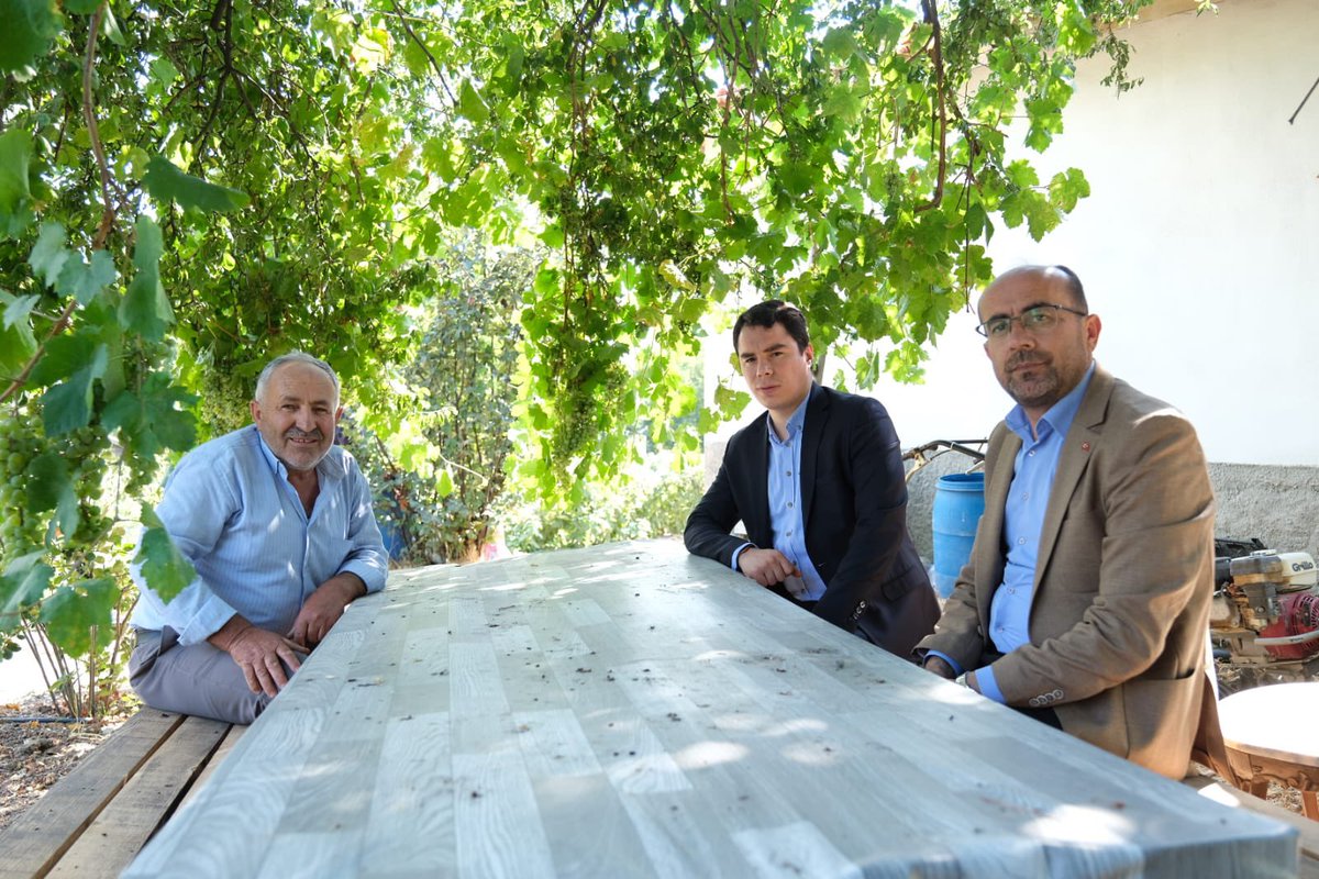 Kaymakamımız Sn.Muhammed Furkan Tuna,Belediye Başkanımız Ali Osman Tayır ile birlikte Göynükbelen Mahallemizde Yaban Mersini yetiştiriciliği ile uğraşan çiftçimiz Salih beyi ziyaret etti. 
Nazik davetleri için teşekkür eden Sayın Tuna çalışmalarında çiftçimize kolaylıklar diledi