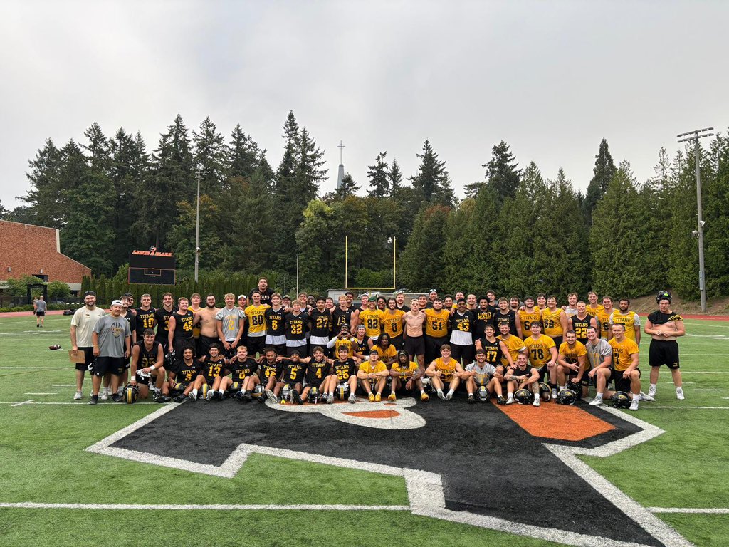 Thanks to <a href="/lewisclarkfb/">Lewis & Clark Football</a> for hosting our team for a Friday practice in Portland, Oregon!

Beautiful setting for some football. 🌲 

#GoldStandard | #NOW