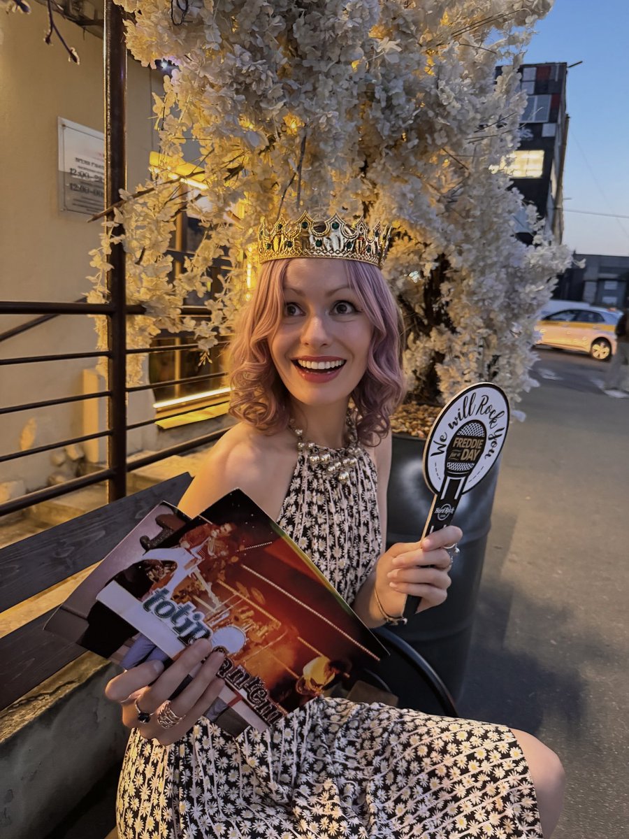 Начали отмечать ДР Фредди, и моя душа требует размаха, пышности и веселья!

Как видите, я уже в короне, чтобы подчеркнуть свои намерения! 💖

#HappyBirthdayFreddieMercury
#FreddieMercury