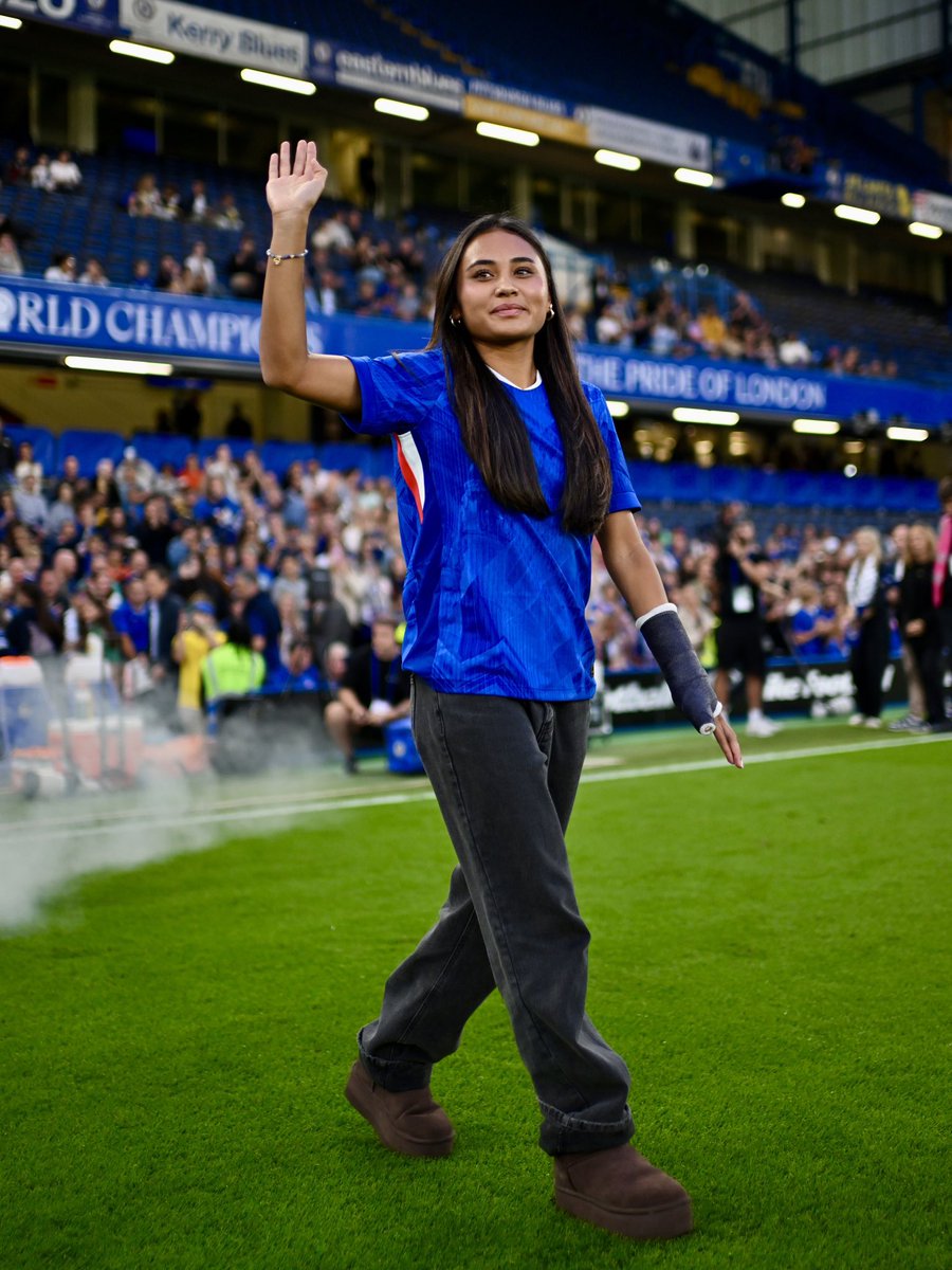 A proper Chelsea welcome for Alyssa! 🤗

#CFCW