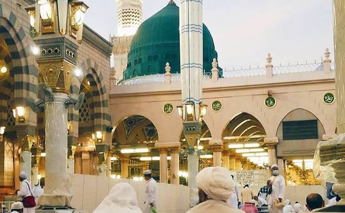 اپنے ہونٹوں پر درودوں کے ترانے رکھنا❤️
 شاہ کونینﷺ کے دربار میں آنے والو🥰

 یا رسول اللہﷺ  کےنعروں کو سجالو لب پر😍
 گھر میں سرکار دو عالمﷺ کو بلانے والو🌹
#عیدمیلادخاتم_النبیین