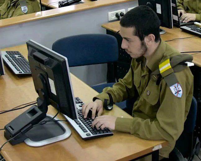 در حال تایپ:
به عنوان یه ایرانی معترض، از نتانیاهو 
تقاضا می‌کنم دوباره به ایران حمله کنه