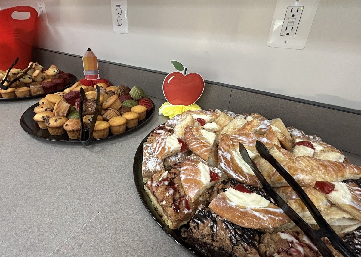 Thank you to the <a href="/MineolaMS_PTA/">Mineola MS PTA</a> for the incredible Welcome Back Breakfast! #MineolaProud <a href="/MineolaMS/">Mineola Middle School</a> <a href="/MineolaUFSD/">Mineola UFSD</a>
