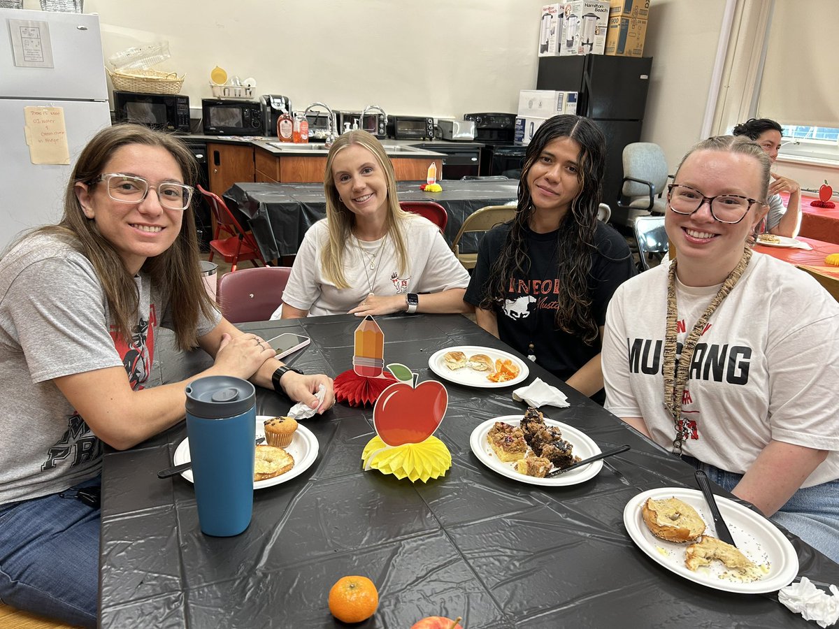 Thank you to the <a href="/MineolaMS_PTA/">Mineola MS PTA</a> for the incredible Welcome Back Breakfast! #MineolaProud <a href="/MineolaMS/">Mineola Middle School</a> <a href="/MineolaUFSD/">Mineola UFSD</a>