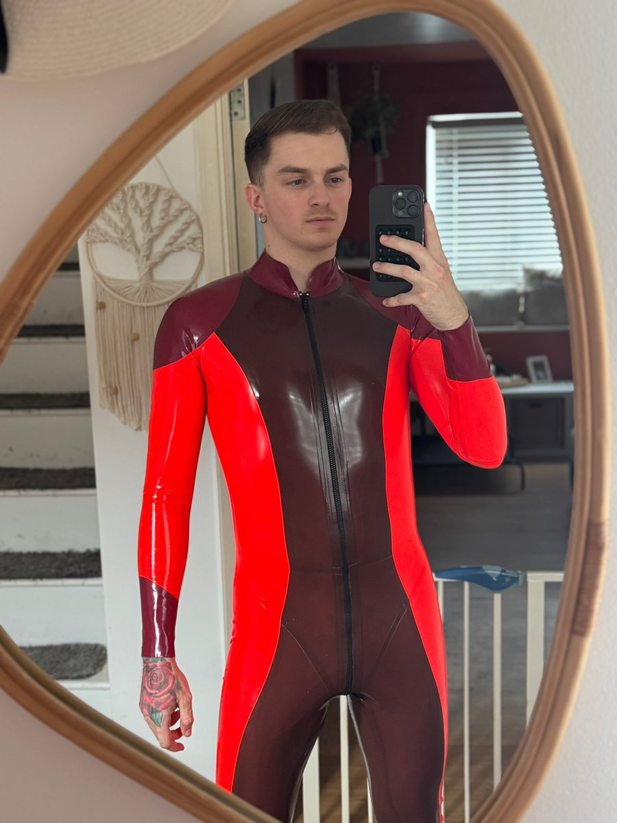 Needed to add some colour to my wardrobe 🤭

Retweet if you like this suit and want to see more 😜