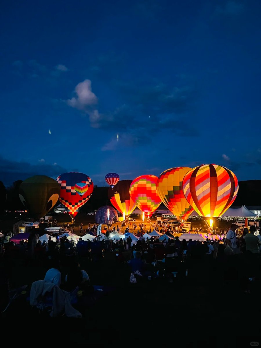 RajjakShab's tweet image. The night of the hot air balloon festival is like a fairy tale! Colorful balloons light up the sky, and there are also super romantic light and shadow interactions on the ground!