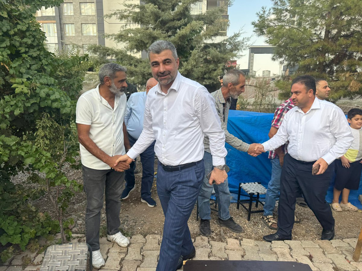 ak_kayapinar's tweet photo. Türkiye Yüzyılı Buluşmaları Kapsamında Mardin millet vekilimiz Sn.@farukkilic47 il başkan yard. ilçe başkanımız Sn.@Mihsanaytekin k.k. başk @Yoncadurmaz21 ile beraber
#KAYAR ailesini ziyaret ederek, #TerörsüzTürkiye hakkında değerlendirme ve sohbetler edildi.
@AvukatErsanAksu https://t.co/xJAayrk3vN