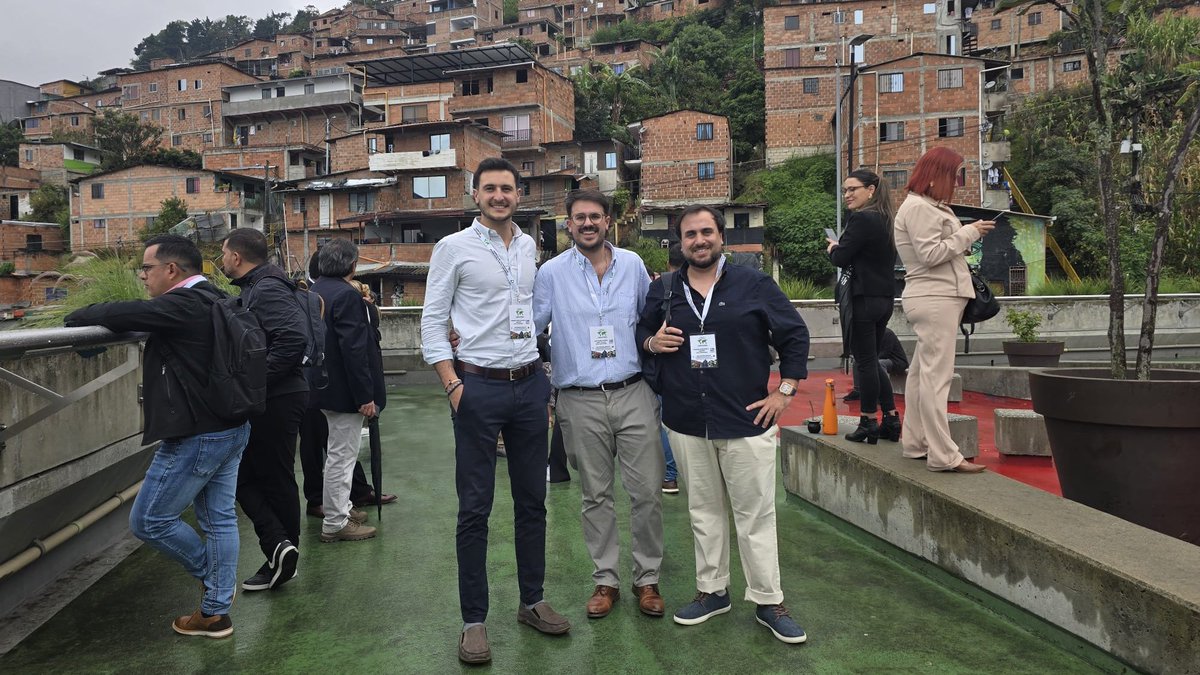 La ciudad de Medellín en Colombia es reconocida mundialmente por haber transformado su transporte y su desarrollo urbano con innovación social, inclusión y visión de futuro.
Del Metro al Tranvía, del Metrocable (primer teleférico del mundo como transporte público) a los BRT