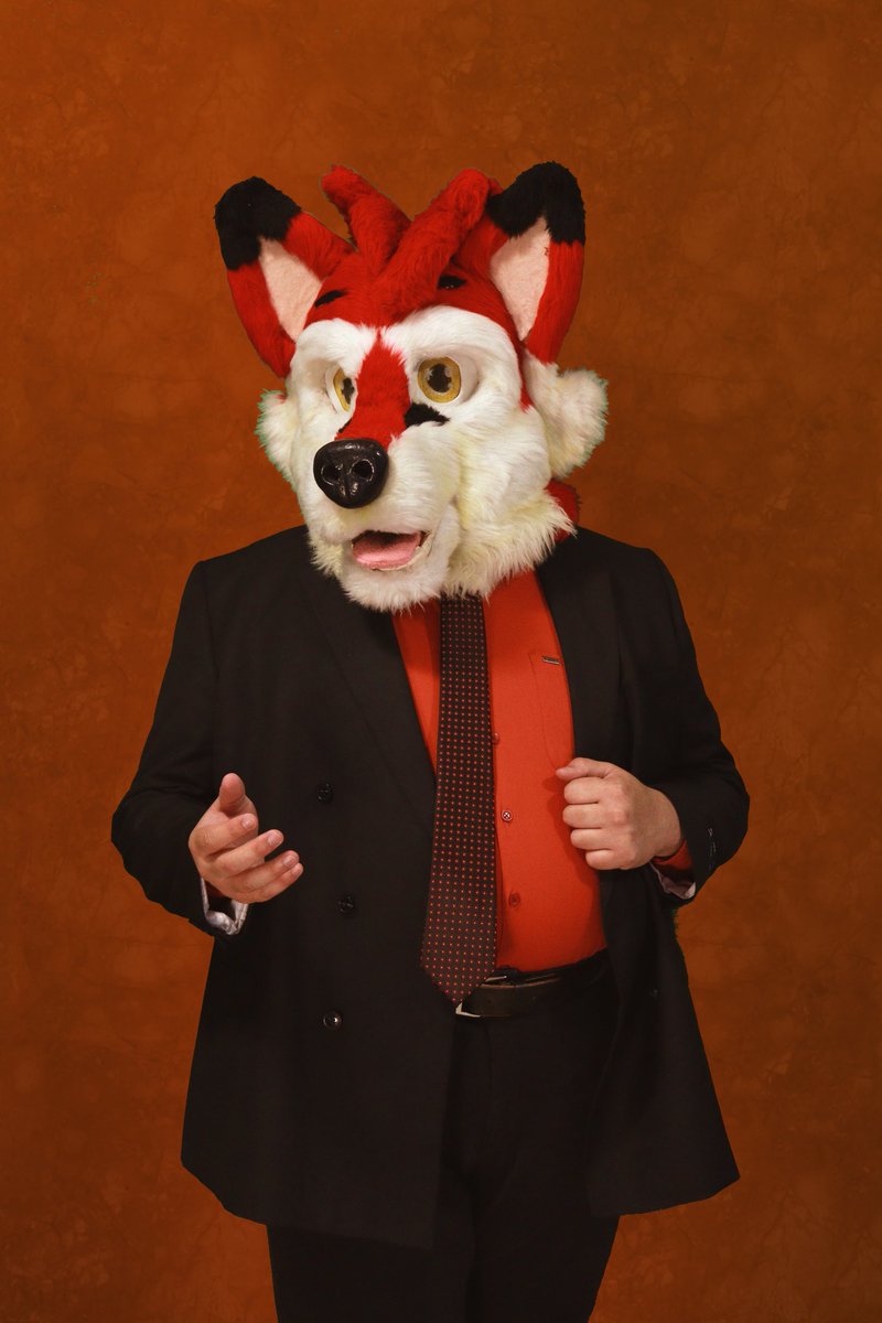 Buenos días, mi estimado. Espero esté disfrutando de un magnífico y soleado #FursuitFriday ✨🧡

🦊🍷

#furry #fursuit #fursuiter #fox #furryfandom