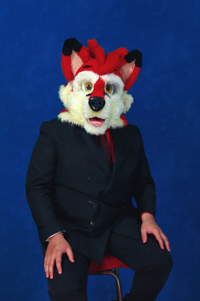 Buenos días, mi estimado. Espero esté disfrutando de un magnífico y soleado #FursuitFriday ✨🧡

🦊🍷

#furry #fursuit #fursuiter #fox #furryfandom
