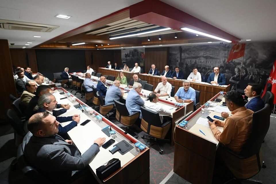 İl Başkanımız Özgür Çelik’in önderliğinde 39 ilçe başkanlarımızla bir araya geldik.

Baba ocağımıza, seçilmiş irademize ve İl Başkanımıza,örgüt ve millet iradesine asla hükmedemezler ! Mücadelemizden vazgeçmeyeceğiz.