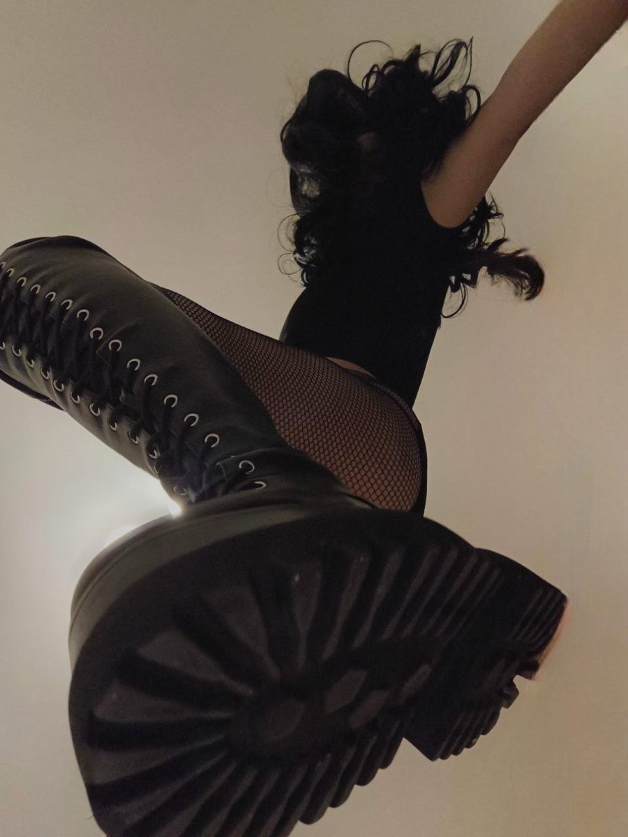 Зацените, какие тапочки приобрела, чтобы наступать на людей (это вместо четвергового в пятницу)