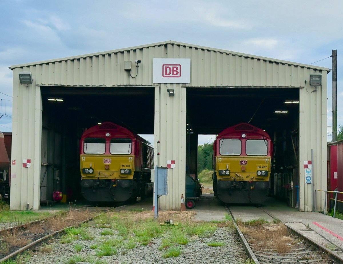 TheFlyingVixen's tweet photo. Welcome to Sheddington… Here you will find sheds within a shed! You could call it, shedception!
‌
Monday to Thursday I’m back out on the mainline. Monday will just be 4L56 and then the rest of the week both 4M83 and 4L56. Can’t keep me away from Trafford Park! 😆 https://t.co/UkZudka6Ob