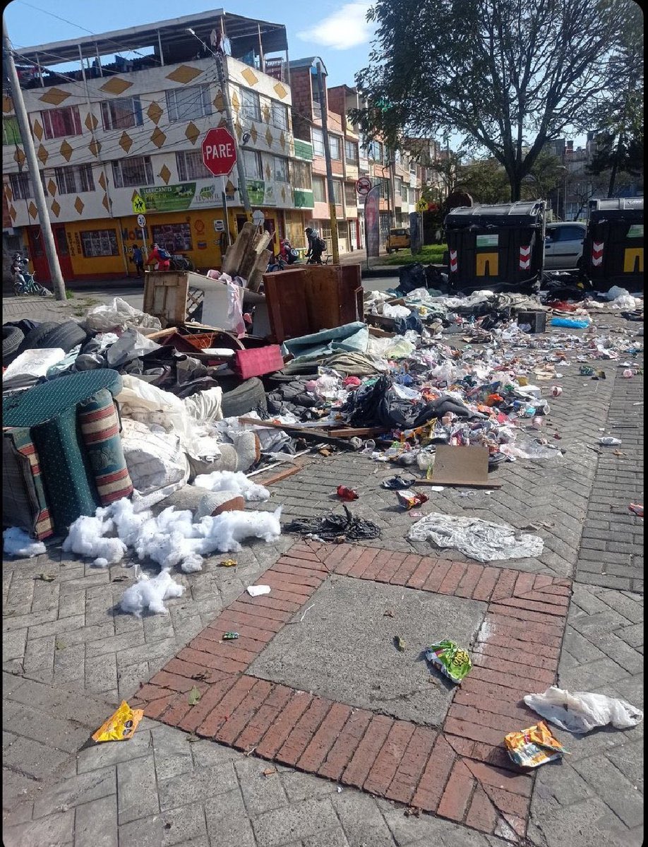 Cristian Kevin Gómez (@ckevingomez) on Twitter photo Alcalde <a href="/CarlosFGalan/">Carlos F. Galán</a>, no hace falta que le manden fotos del Metro llegando a Bogotá para que lo guarden en una bodega hasta el 2028 -con suerte-.
Mejor reciba las imágenes de las montañas de basura que hoy ocupan el espacio público, de la inseguridad que se tomó la ciudad y Alcalde <a href="/CarlosFGalan/">Carlos F. Galán</a>, no hace falta que le manden fotos del Metro llegando a Bogotá para que lo guarden en una bodega hasta el 2028 -con suerte-.
Mejor reciba las imágenes de las montañas de basura que hoy ocupan el espacio público, de la inseguridad que se tomó la ciudad y