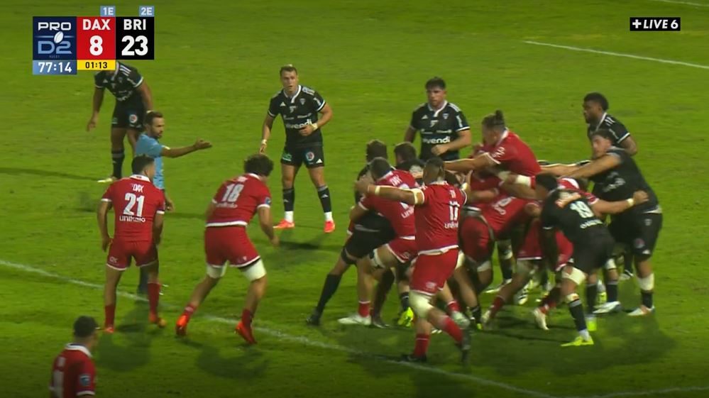 allezbriverugby's tweet photo. 78' le maul dacquois avance mais Herbst et Peysson passent dans l'axe et enterrent le ballon. Mêlée pour Brive #USDCAB https://t.co/VIviqTDsfY
