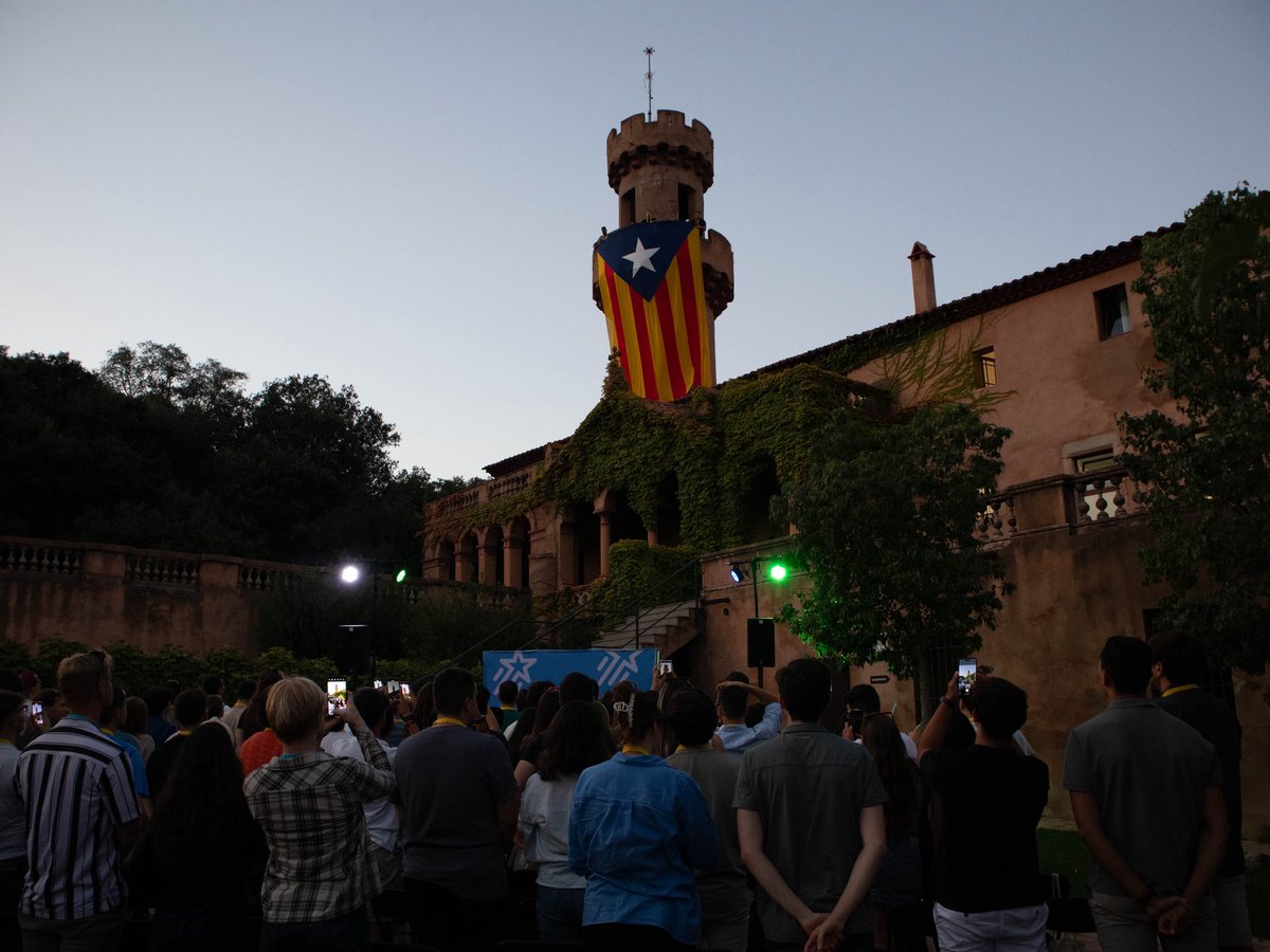🏖️￼ Donem el tret de sortida a la XLI Escola d'Estiu Ramon Trias Fargas i Montserrat Trueta.

🔵￼ Comença un cap de setmana de formació, activisme i acció política. Per Catalunya i els seus joves.

✅￼ Compromesos amb la nació!