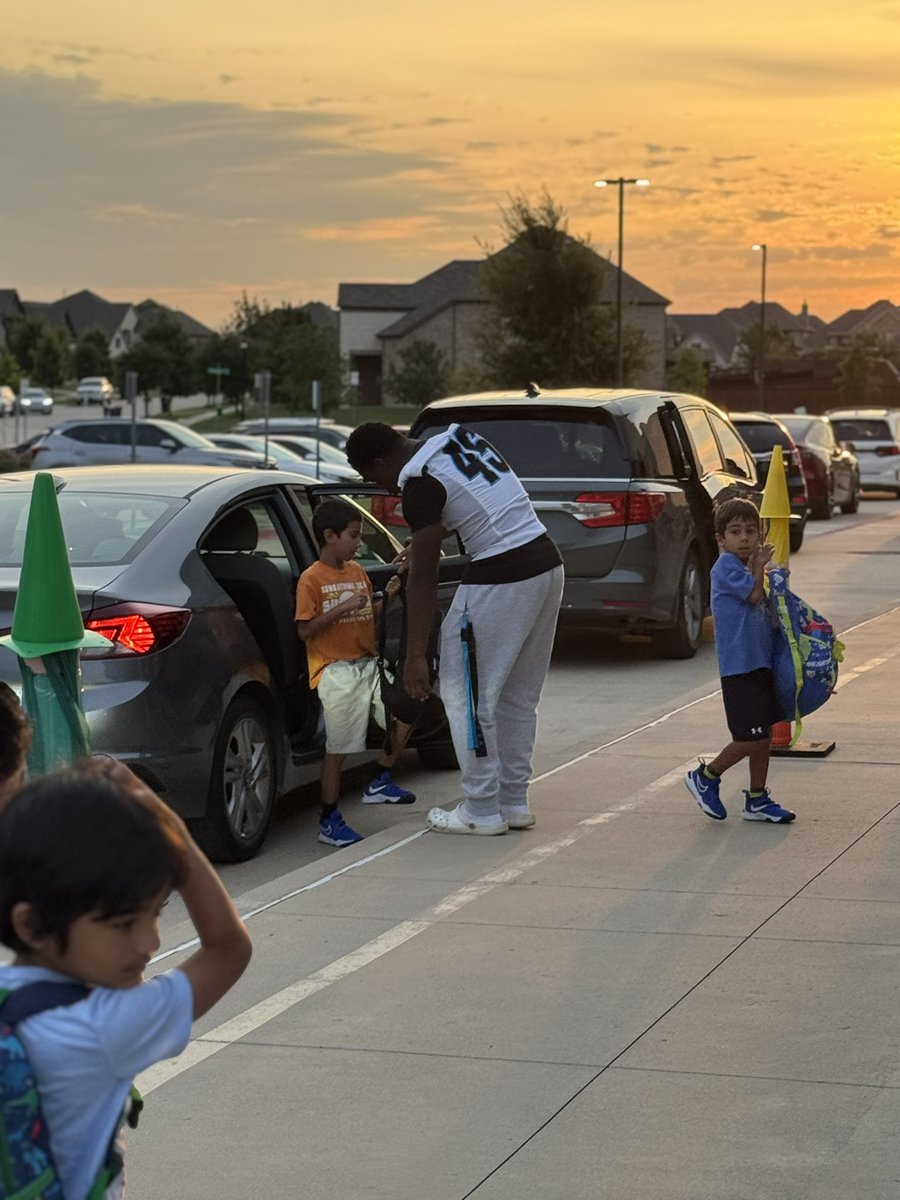 Blue Hawks opening car doors this morning at <a href="/SpradleyElem/">Spradley Elementary School</a>! Great to see some future Blue Hawks! 

#LEO | #Southside