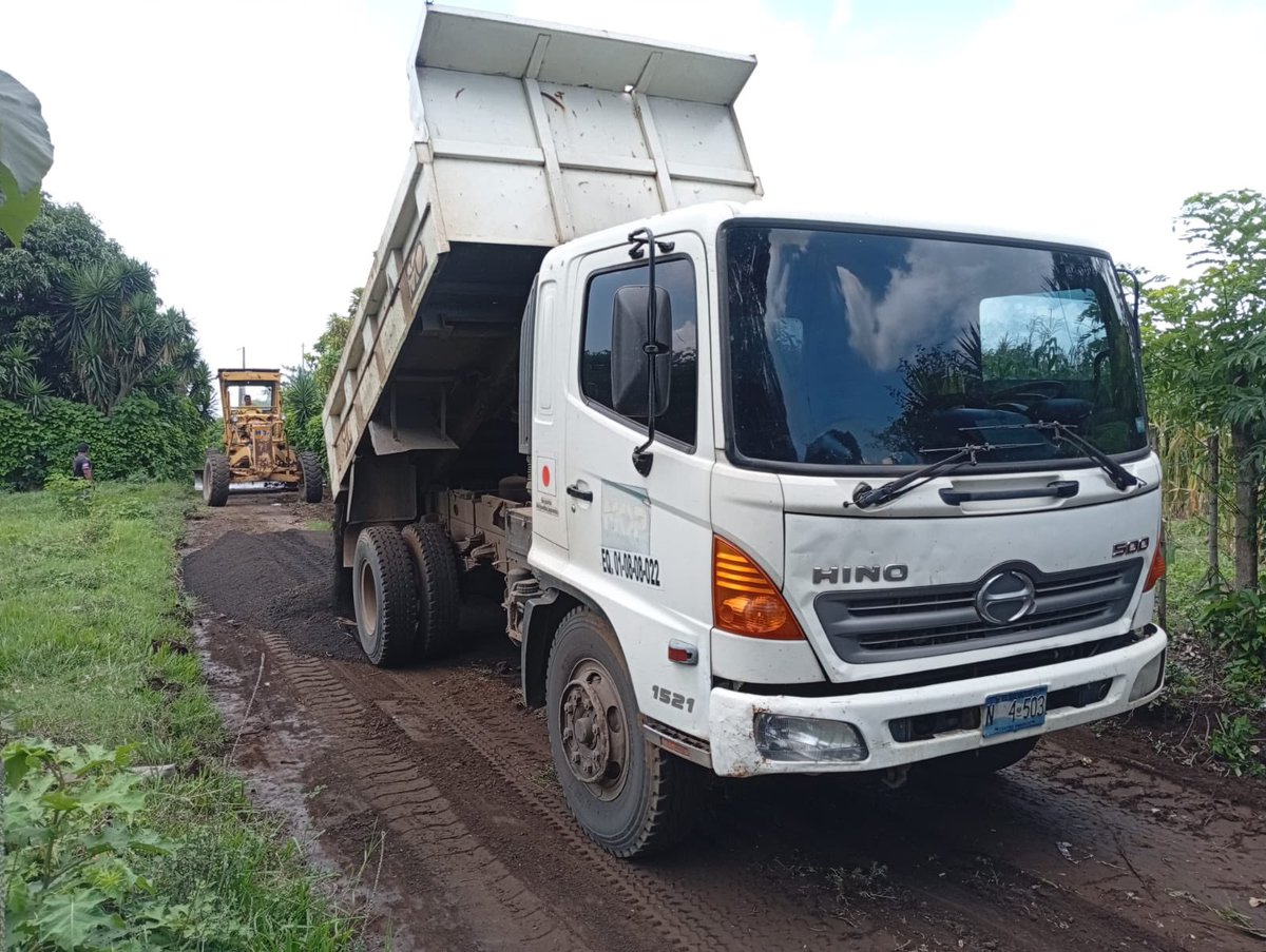 Ya llegó la maquinaria a Caserío La Chacarita, cantón Las Lajas, distrito de Izalco, Sonsonate Este.

Se han iniciado los trabajos en la calle principal.✅