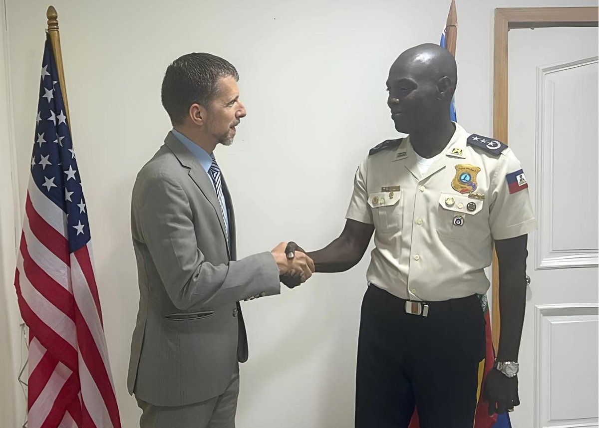 Patenarya ant Etazini ak Ayiti ap pote bon rezilta! Direktè Jeneral PNH la, Paraison, prezante don ameriken yo ke fòs li yo te itilize pandan operasyon yo te mennen ak siksè semèn pase a pou reprann kontwòl sant telekominikasyon Kenscoff la. Bravo pou PNH la ak MSS la!
 ___

Le