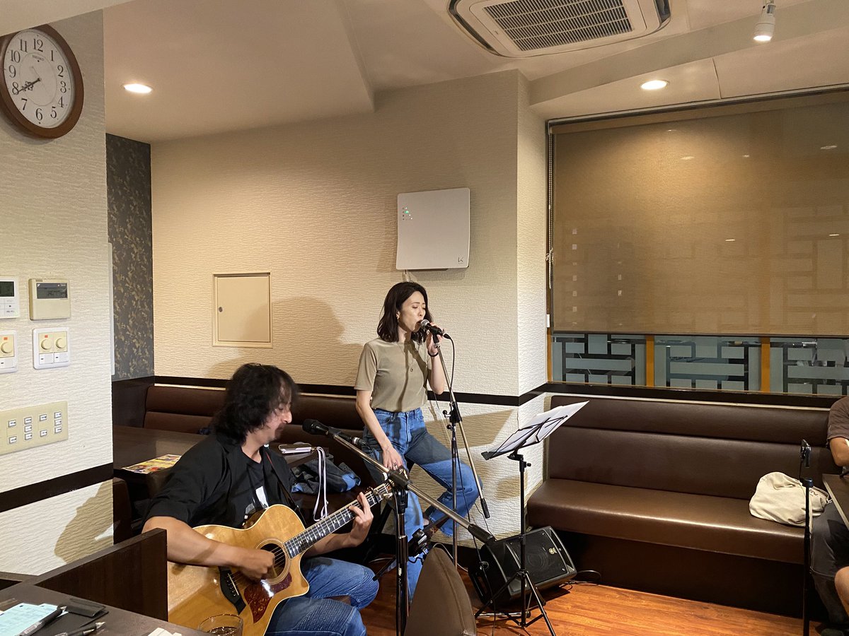 cafechi's tweet image. 昨夜はFriday late Nightを開催させて頂きました。
生で聴くボーカルは迫力と繊細さがあり、目の前で見るギターのテクニックには見入ってました。
お越しくださった皆様、告知にご協力頂いた皆様ありがとうございました♪
#fridaylatenight 
#中華けいらく