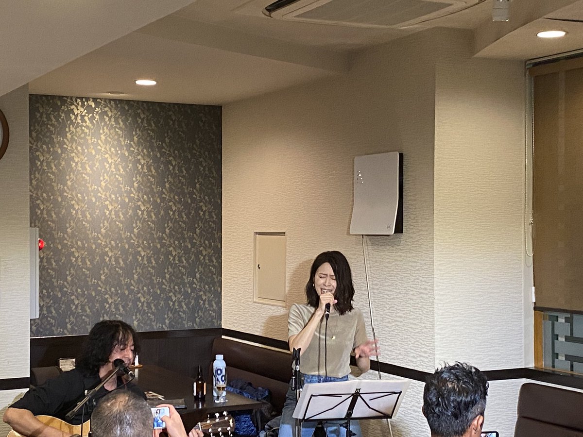 cafechi's tweet image. 昨夜はFriday late Nightを開催させて頂きました。
生で聴くボーカルは迫力と繊細さがあり、目の前で見るギターのテクニックには見入ってました。
お越しくださった皆様、告知にご協力頂いた皆様ありがとうございました♪
#fridaylatenight 
#中華けいらく