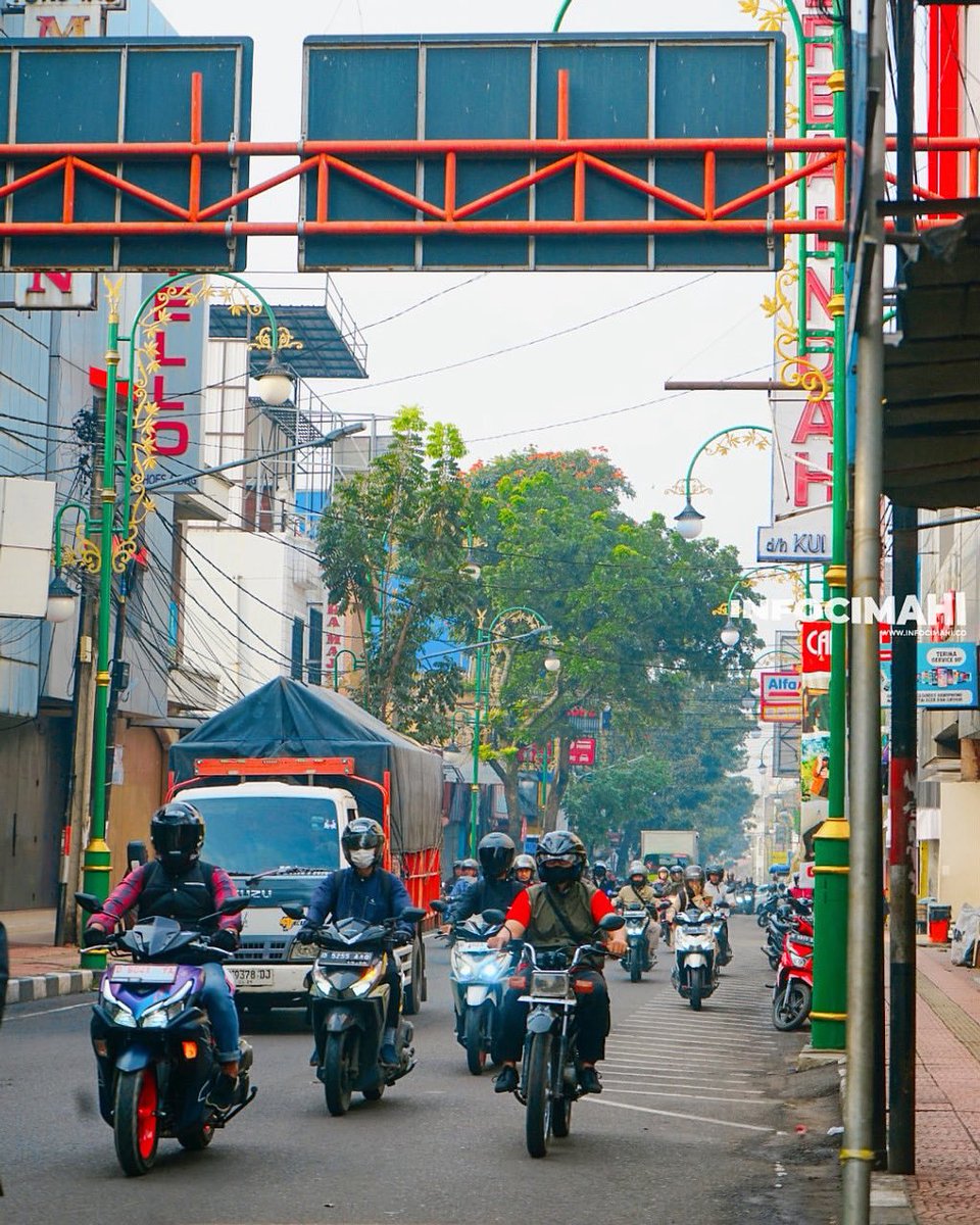 Gandawijaya, satu sudut dari Kota paling rindu itu 🫶🏼

Apa kenangan kalian di jalan ini?

#Infocimahi #kotacimahi #cimahi #bandung #jawabarat #cimtizen #gandawijaya #jalan #aesthetic