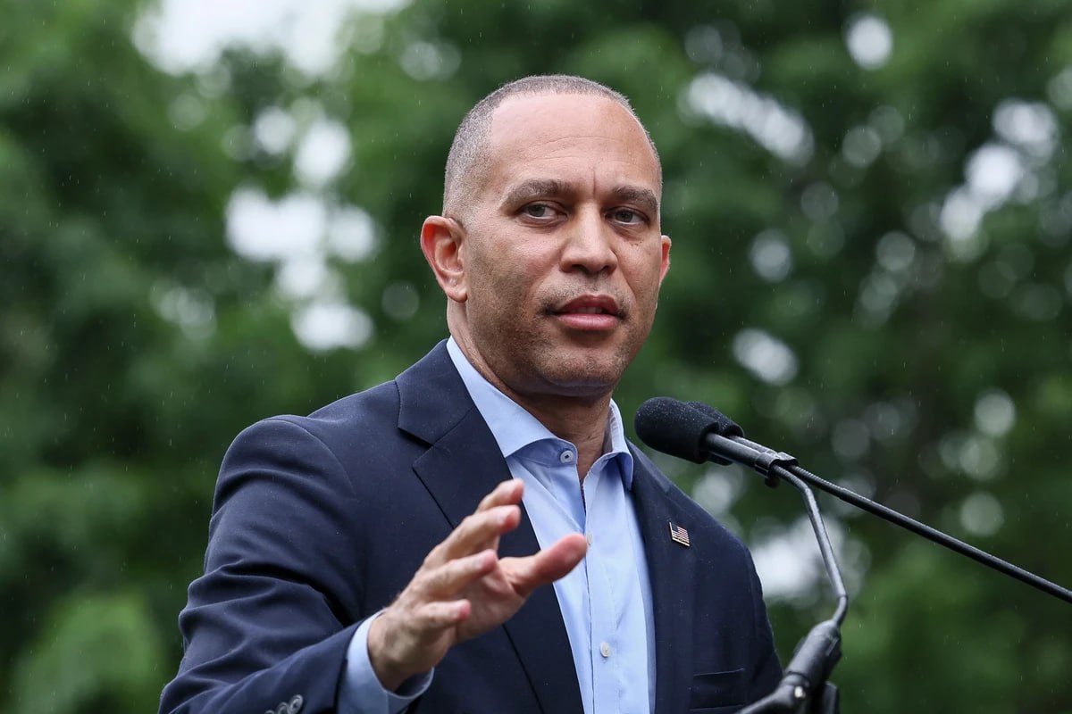 🚨BREAKING: New leaks indicate that Hakeem Jeffries was caught paying protesters to rally against DOGE, Elon Musk and President Trump.

What's your opinion on this?