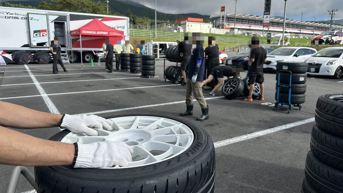 bobby_shew1986's tweet photo. おはよございます❗️

富士スピードウェイでGR86/BRZのレースが行われており、91号車のメカニック要員として参加中です👨‍🔧

9/5 練習走行
9/6 予選←今ここ
9/7 決勝

昨日は台風接近中につき大雨でしたが、今日は天気が良く、なんとかドライ路面で走れそうです☀️

#富士スピードウェイ
#FSW
#86BRZCup https://t.co/UxWlut59oM