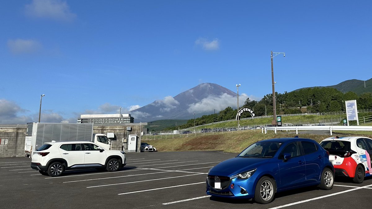 bobby_shew1986's tweet photo. おはよございます❗️

富士スピードウェイでGR86/BRZのレースが行われており、91号車のメカニック要員として参加中です👨‍🔧

9/5 練習走行
9/6 予選←今ここ
9/7 決勝

昨日は台風接近中につき大雨でしたが、今日は天気が良く、なんとかドライ路面で走れそうです☀️

#富士スピードウェイ
#FSW
#86BRZCup https://t.co/UxWlut59oM
