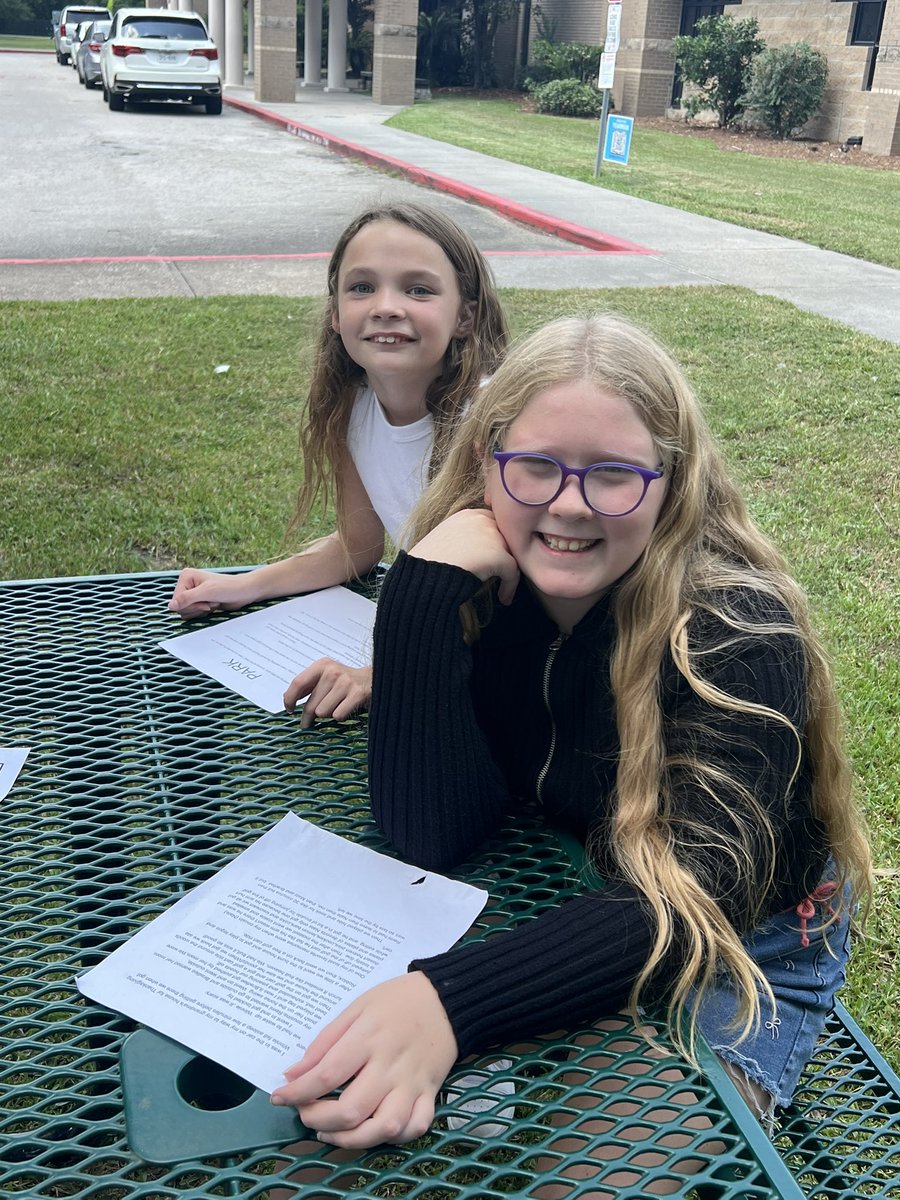 jbreedlove21's tweet photo. 4th grade spent some time outdoors today mixing and mingling to share their personal narratives. They were so proud to share their writing with friends! @HumbleISD_EGE https://t.co/q4e1P5fFHI