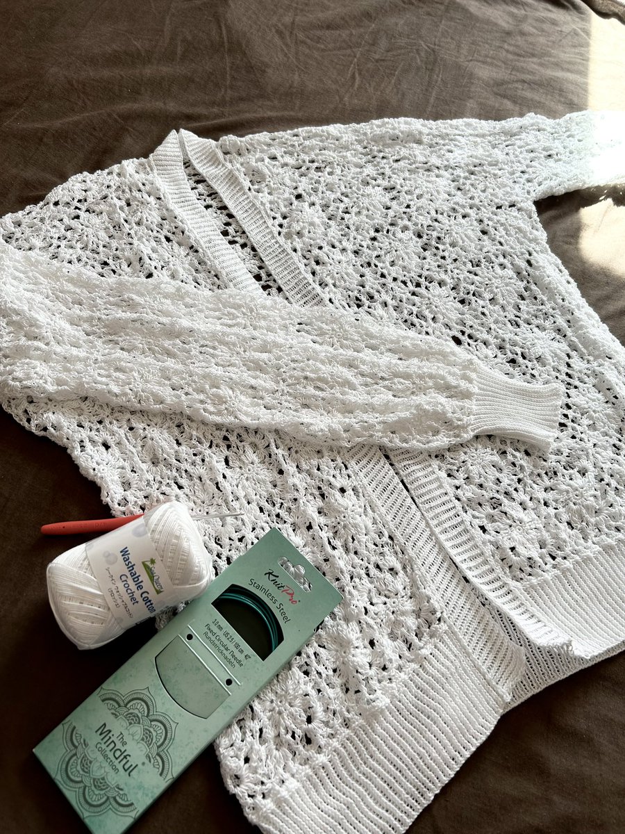 モチーフを繋ぎの四角いドイリー。
これが好きすぎて、
レシピでは2×2枚のところを4×4枚で編み、
更に約120枚繋いでカーディガンにしました☺️🤍

 #クロッシェレースの日

レシピは→