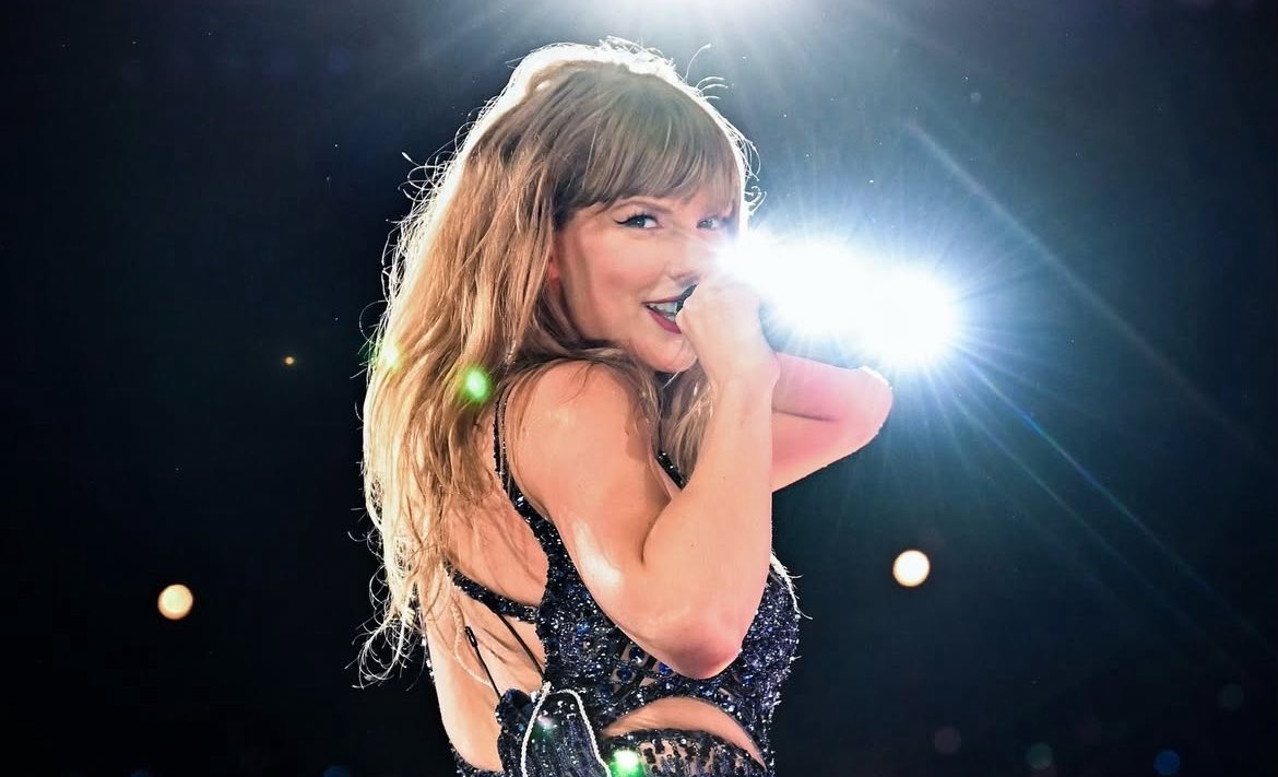 nobkstage's tweet photo. ELA NÃO VEM MAIS! O TMZ confirmou que Taylor Swift ficou de fora da estreia contra os Chargers - nada de WAGs no rolê.

Ainda assim, não dá pra negar: metade da torcida veio esperando cantar ‘Love Story’ no intervalo. E agora vai ter que se contentar com touchdown mesmo. 😂 https://t.co/tIajOmjHL3