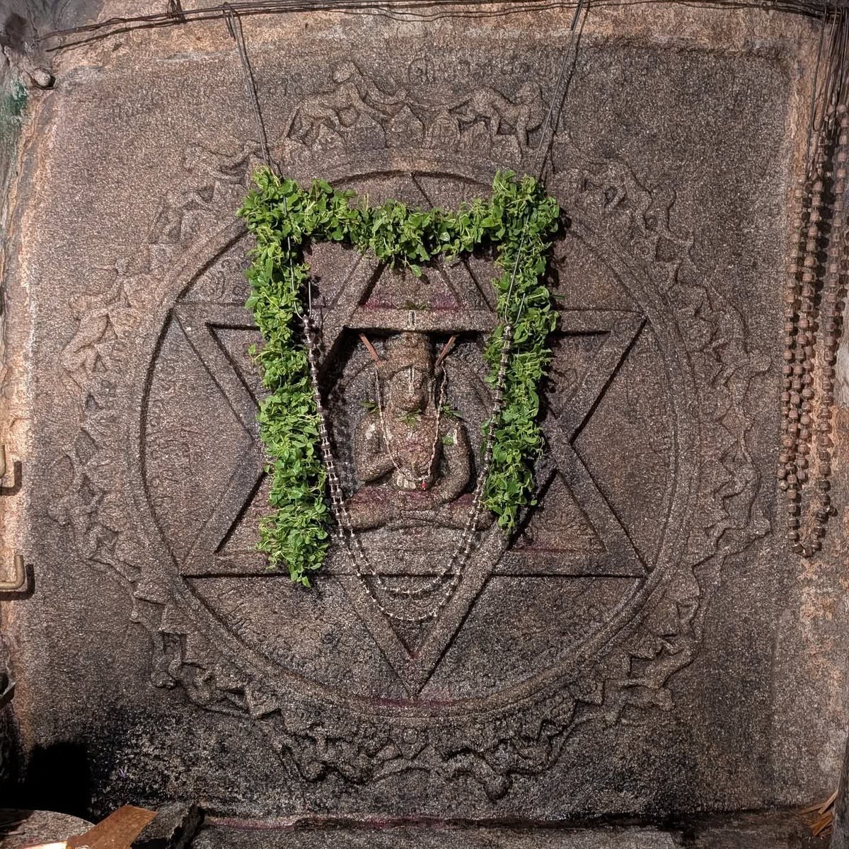 ಶ್ರೀ ಯಂತ್ರೊದ್ದಾರಕ ಮುಖ್ಯ ಪ್ರಾಣ ದೇವರು ಹಂಪಿ 🙏
ಶುಭೋದಯ ಶುಭ ಶನಿವಾರ ಶುಭವಾಗಲಿ