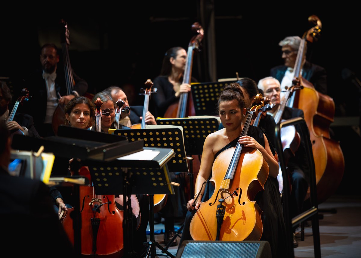 O concerto sinfónico deste ano trouxe-nos a música que se ergueu na mais negra das noites. A música que iluminou o corpo e o espírito dos que resistiram sem perder o andamento da liberdade. A música dos que hoje não perdem a esperança da liberdade. 1/5