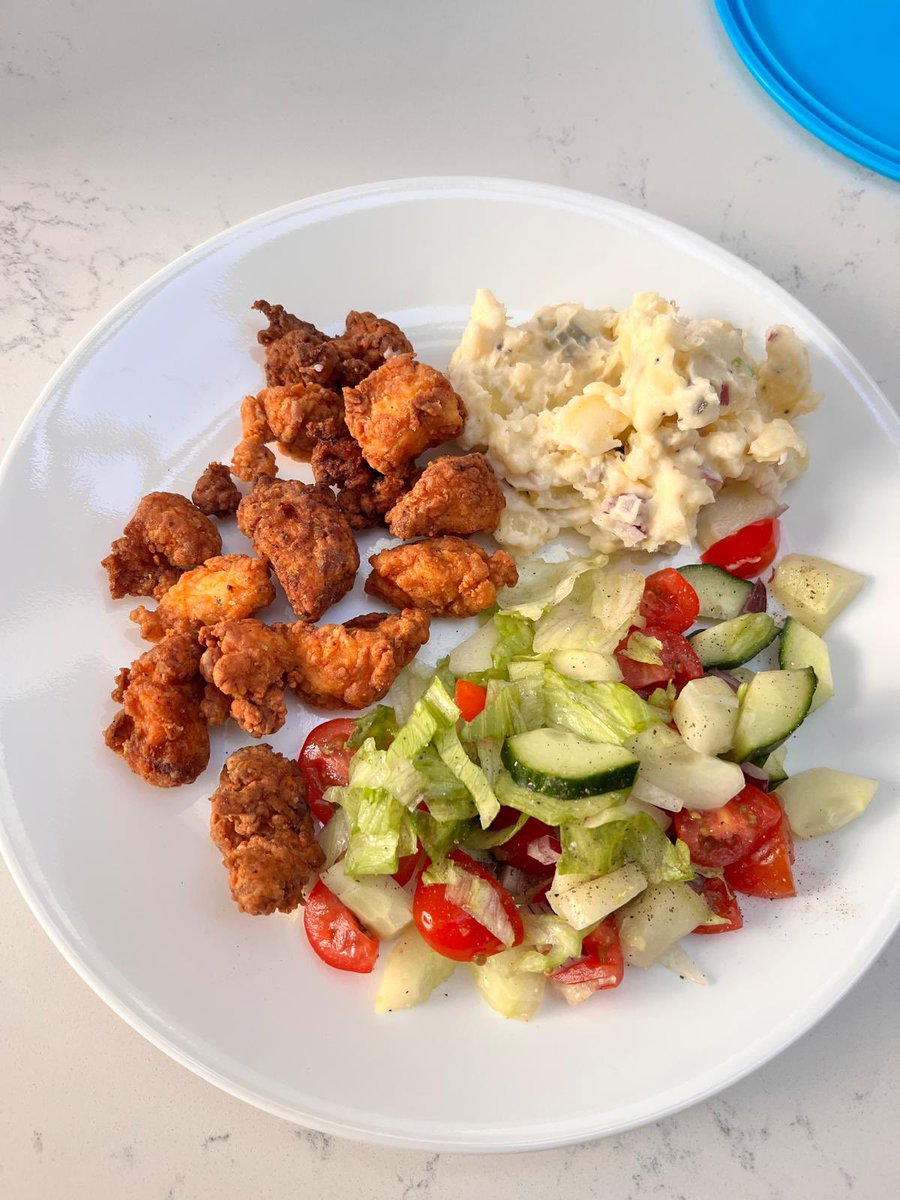ParamsCooking's tweet image. made some popcorn chicken with a homemade potato salad 🔥